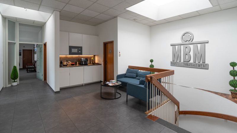 MBM Büro_ Blick ins Treppenhaus mit Lobby